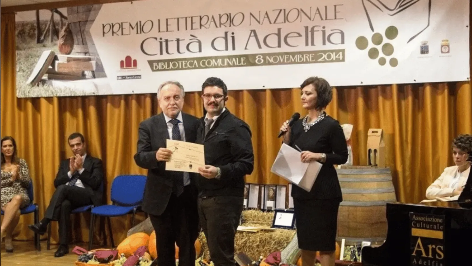 Eccomi mentre ritiro il Premio Letterario "Città di Adelfia", vinto nel 2014 con un mio racconto inedito