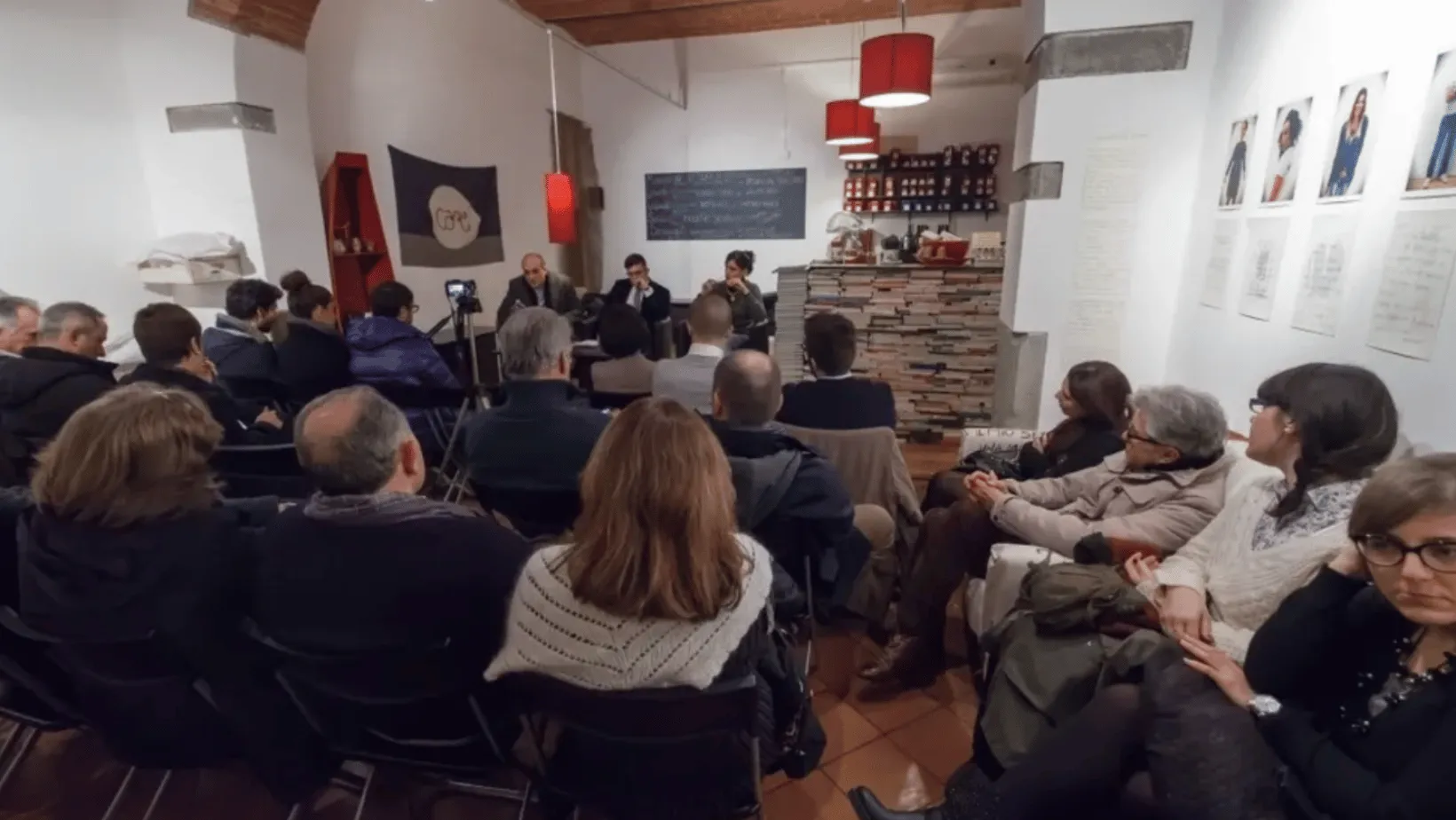 La prima presentazione del mio "Residui Solidi" in libreria, con l'editore Andrea Ulivi e letture di Clelia